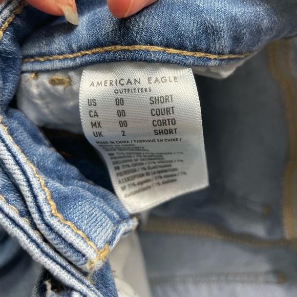 American Eagle High-Waisted Jeans - Picture 3 of 5